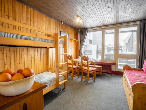 Pokój z łóżkiem piętrowym i miską pomarańczy w obiekcie Apartment Le Sefcotel-2 by Interhome w mieście Tignes