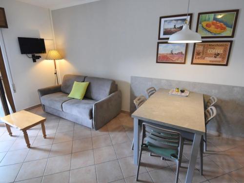 una sala de estar con un sofá y una mesa en Holiday Home Villa Vesta-3 by Interhome, en Crone