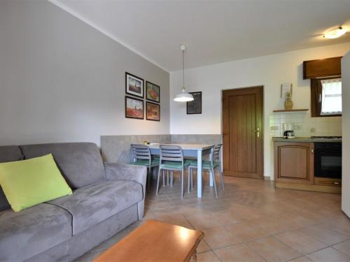een woonkamer met een bank en een tafel bij Holiday Home Villa Vesta by Interhome in Crone