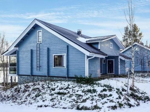 une maison bleue avec de la neige au sol dans l'établissement Holiday Home Äkäsjärven lomamökit 1 by Interhome, à Rauhala