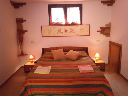 una camera da letto con un letto con due lampade e una finestra di Stella Marina a Càbras