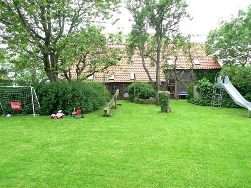 einen Hof mit einem Spielplatz mit Tor in der Unterkunft Apartment Krause by Interhome in Norden