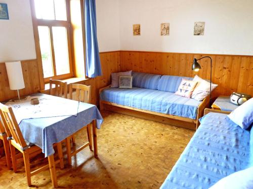ノルデンにあるApartment Krause by Interhomeのリビングルーム(ソファ、ベッド、テーブル付)