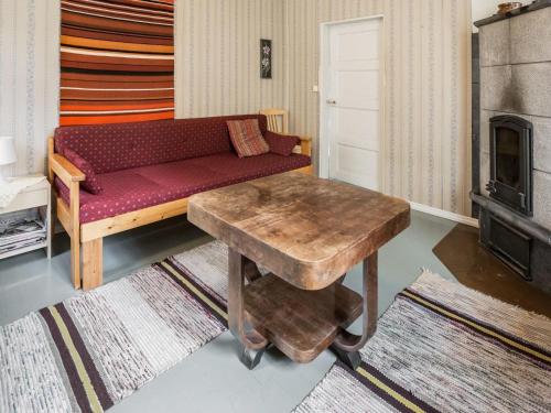 ein Wohnzimmer mit einem Sofa und einem Holztisch in der Unterkunft Holiday Home Mäkitupa by Interhome in Laiterla