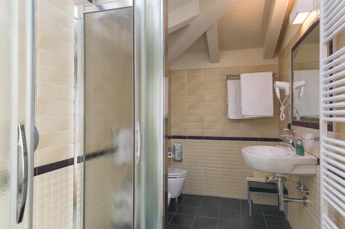 een badkamer met een wastafel en een toilet bij Hotel Residence La Luna Nel Porto in Stresa