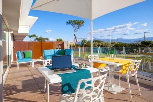 a patio with a laptop on a table and chairs at Pachamama in Boscotrecase