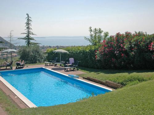 una piscina en el patio de una casa en Apartment Ca' Pignoi-3 by Interhome, en Garda