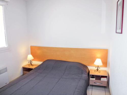 ル・グロー・デュ・ロワにあるApartment LE MAYFLOWER by Interhomeのベッドルーム1室(ベッド1台付)、2泊分のスタンド(ランプ付)