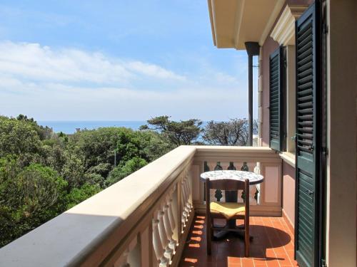 カスティリョンチェッロにあるApartment Villa Casa Marina-2 by Interhomeの景色を望むバルコニー(テーブル付)