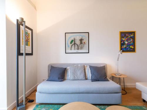 salon z niebieską kanapą w pokoju w obiekcie Studio Regina by Interhome w Biarritz