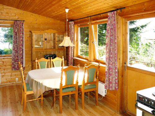 ein Esszimmer mit einem Tisch und Stühlen in der Unterkunft Chalet Haugen - FJS024 by Interhome in Balestrand