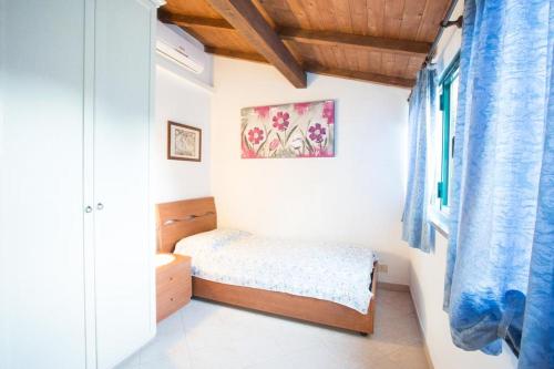 a small bedroom with a bed and a window at SUNFLOWER Cosy Cottage AC and Parking space in Monterosso al Mare