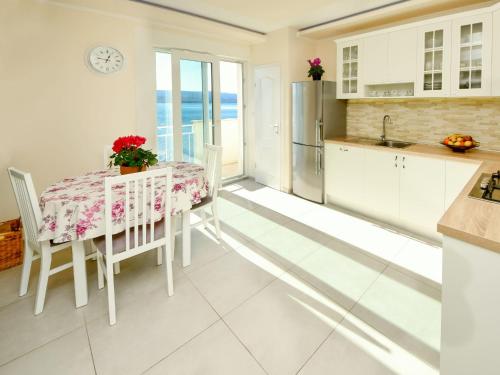 Kuchyňa alebo kuchynka v ubytovaní Holiday Home Lara by Interhome