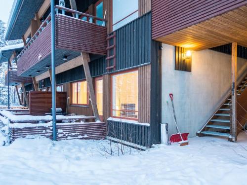 LahdenperäにあるHoliday Home Kerttu by Interhomeの雪の建物