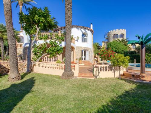 Balcon del MarにあるHoliday Home Uschi by Interhomeの塀とヤシの木のある家