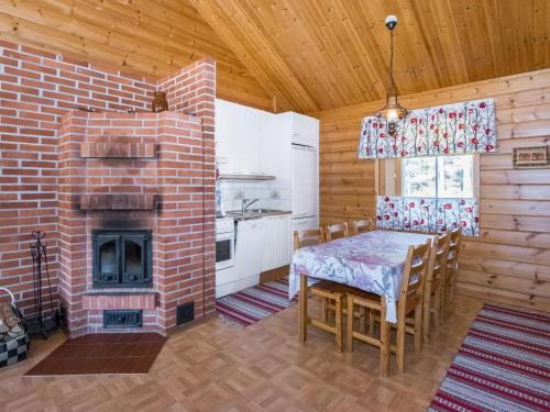 eine Küche und ein Esszimmer mit einem gemauerten Kamin in der Unterkunft Holiday Home Polaria by Interhome in Niittymaa