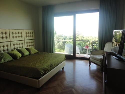Un dormitorio con una cama y una puerta corrediza de vidrio. en Villa Zagara Luxury Bed And Breakfast, en Pescara