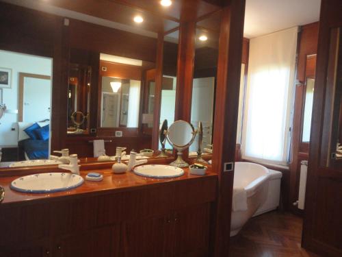Bilik mandi di Villa Zagara Luxury Bed And Breakfast