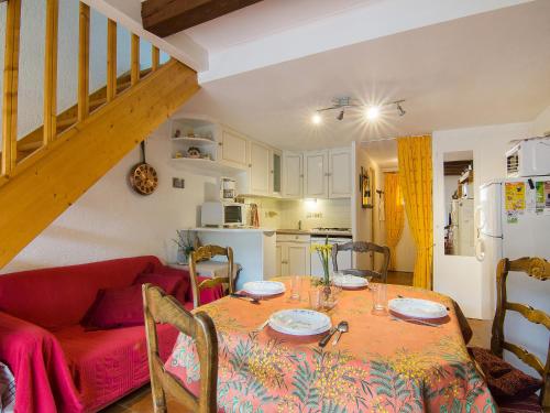 - un salon avec une table et un canapé rouge dans l'établissement Holiday Home Le Clos du Rigaud-3 by Interhome, à Cavalaire-sur-Mer