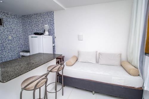 Habitación pequeña con 1 cama y 2 sillas en Apartamento do Padin 2-2ª Praia en Morro de São Paulo