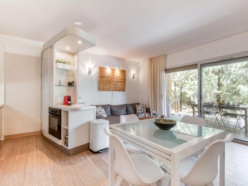 Il dispose d'une cuisine et d'un salon avec une table et des chaises en verre. dans l'établissement Apartment Cala Sultana-7 by Interhome, à Usciolo