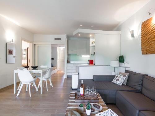 un salon et une cuisine avec un canapé et une table dans l'établissement Apartment Cala Sultana-7 by Interhome, à Usciolo