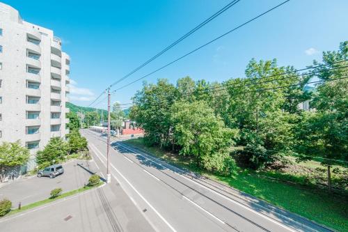 an empty street with trees and a building at MolinHotels407 アクティビティを満喫できる札幌定山渓温泉付き別荘-1L1Room K-Bed1&S-bed3 5persons in Jozankei
