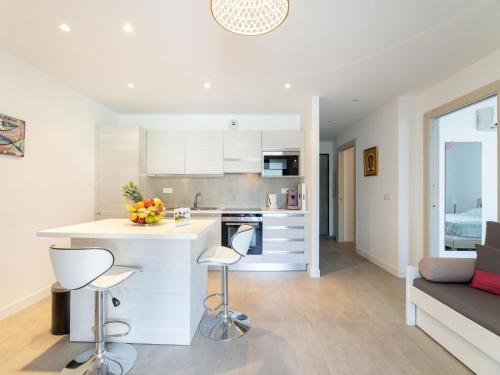 - une cuisine et un salon avec un comptoir et des tabourets dans l'établissement Apartment Bastion-17 by Interhome, à Porto-Vecchio
