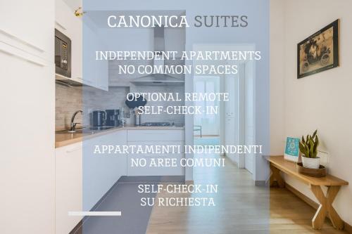 波隆那的住宿－Canonica Suites，客厅的楼梯,墙上有独立的卡纳迪语研究