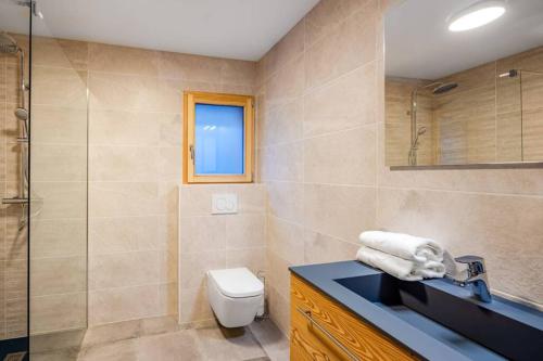 une salle de bain avec toilettes, lavabo et douche dans l'établissement Chalets de Vonnes 8 - Appartement - BO Immobilier - Châtel - Châtel Multipass Été 2025 en option au tarif de 3euros par jour et par personne, à Châtel