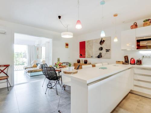 une cuisine et un salon avec une table et des chaises dans l'établissement Apartment Bastion-15 by Interhome, à Porto-Vecchio