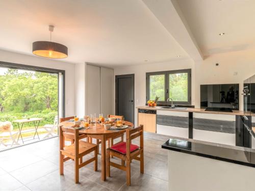 une cuisine et une salle à manger avec une table et des chaises dans l'établissement Apartment Paoli by Interhome, à Porto-Vecchio