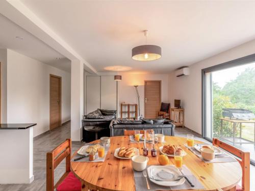 een eetkamer en een woonkamer met een houten tafel bij Apartment Appartement Paoli by Interhome in Porto-Vecchio