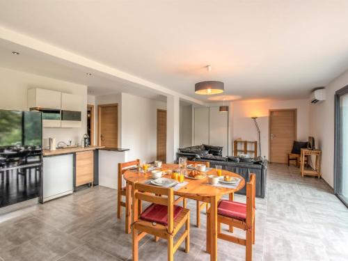 une cuisine et une salle à manger avec une table et des chaises en bois dans l'établissement Apartment Paoli by Interhome, à Porto-Vecchio