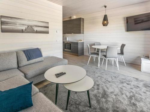 un soggiorno con divano e tavolo di Holiday Home Kasnäs marina b10 by Interhome a Kasnäs