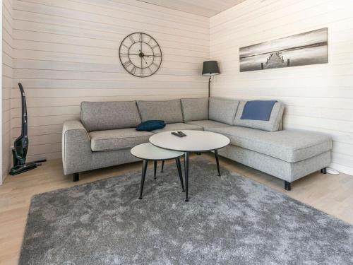Kasnäs的住宿－Holiday Home Kasnäs marina b10 by Interhome，客厅配有沙发和桌子