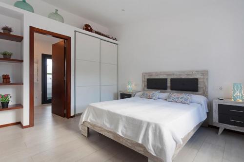 A bed or beds in a room at Son Veri Vell