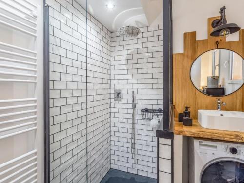 une salle de bain avec un lavabo et une machine à laver dans l'établissement Apartment L'Amirauté by Interhome, à Hyères