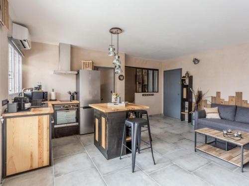 une cuisine et un salon avec un canapé et une table dans l'établissement Apartment L'Amirauté by Interhome, à Hyères