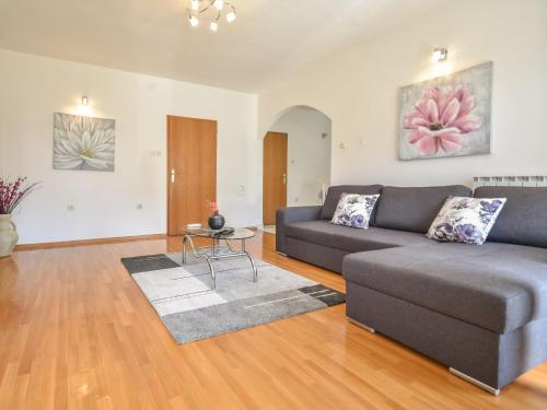 Apartment Aurora by Interhome في بوزت: غرفة معيشة مع أريكة وطاولة