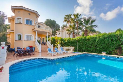 コスタ・デ・ラ・カルマにあるVilla Margaritaのヴィラ(家の前にスイミングプール付)