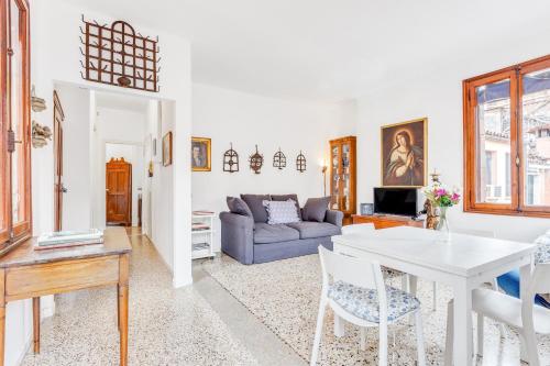a living room with a couch and a table at Ca Lu Vintage Flat con Vista su San Marco! in Venice