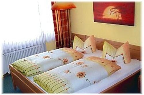 Кровать или кровати в номере Ferienwohnung Weiß