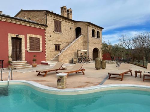 una piscina frente a un edificio en Dimora Rosso Piceno, en Offida