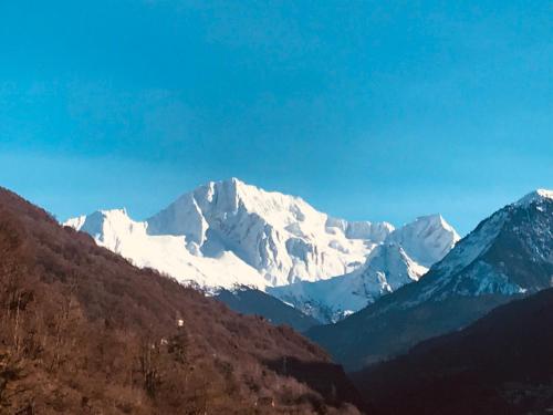 a snow covered mountain in the distance at Résidence La Rochetaillée in Brides-les-Bains