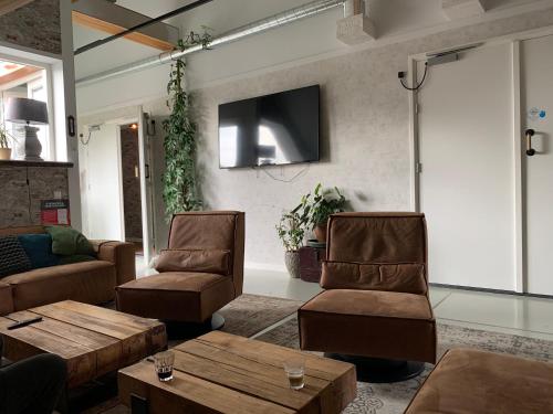 a living room with two chairs and a table at Logement Meijnerswijk, Free Parking, Electric Parking, Kitchen,Living room, Free Coffee machine Geen jongeren onder 25 jr in Arnhem