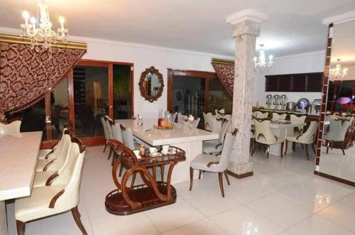 a kitchen and dining room with a table and chairs at Beverley Hills guesthouse in Queenstown