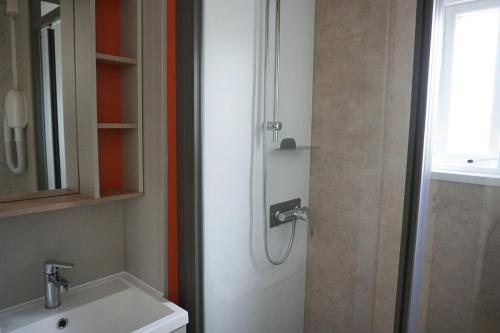 a bathroom with a shower and a sink at 6 6-persoons Familie lodge in Voorthuizen