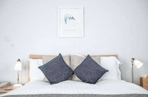 A bed or beds in a room at Dukes Inn 