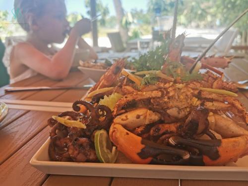 Makanan di atau berdekatan rumah tamu ini